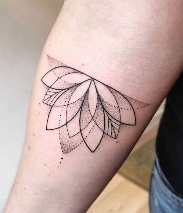 Tatuaggio geometrico con loto di @irene_illusia