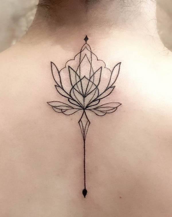 Tatuaggio geometrico con loto di @krutiandrade