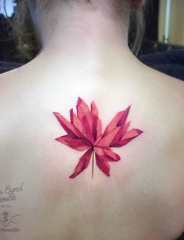 Tatuaggio geometrico con loto di @sarabirdtattoo