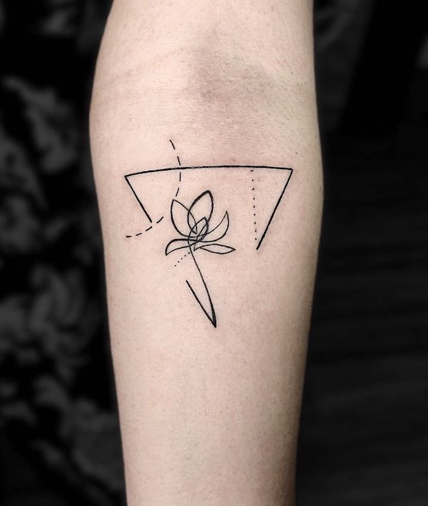 Tatuaggio geometrico con loto di @3cubetattoo
