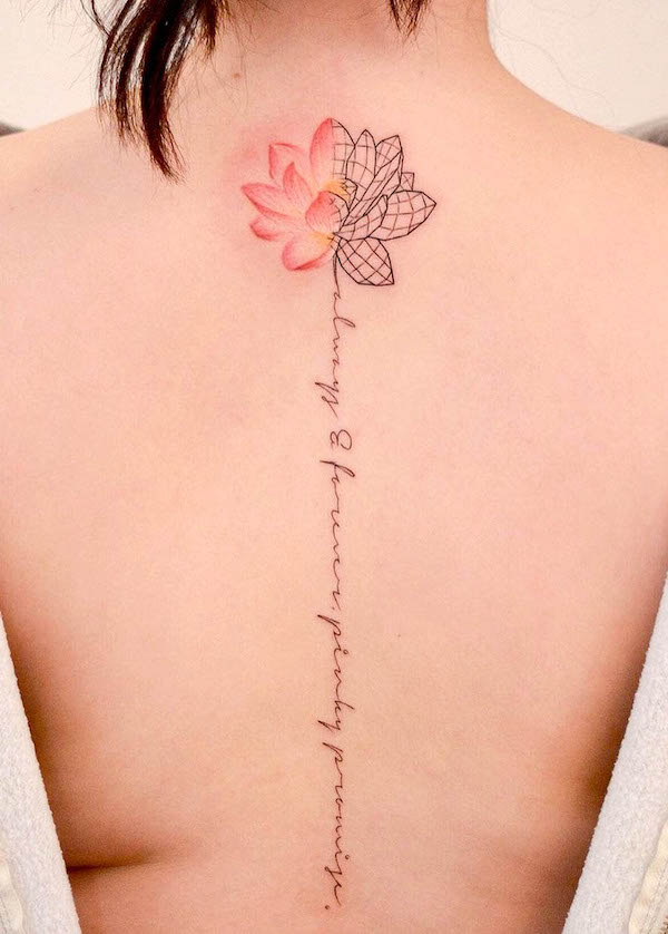 Tatuaggio mezzo loto geometrico con spina dorsale di @area6tattoostudio