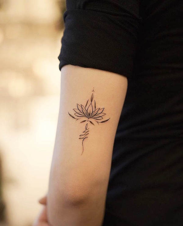 Tatuaggio con loto unalome di @sukza__art