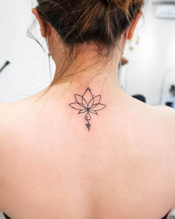 Tatuaggio Unalome lotus di @senimemori.tattoo
