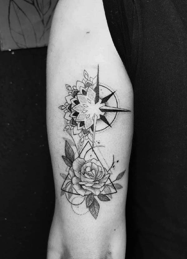 Tatuaggio Mandala rosa bussola di @pimoosink