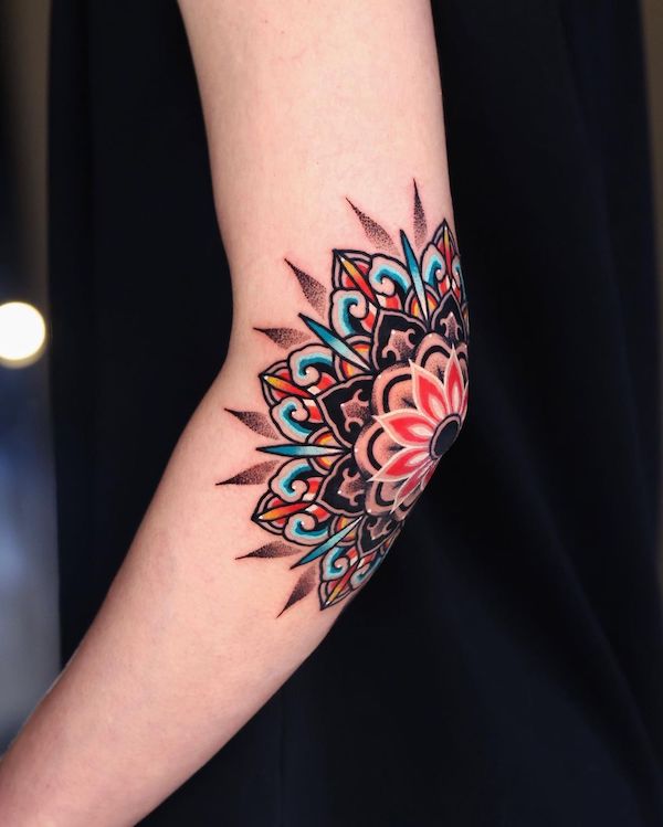 Tatuaggio mandala colorato sul gomito di @kiwa_jip