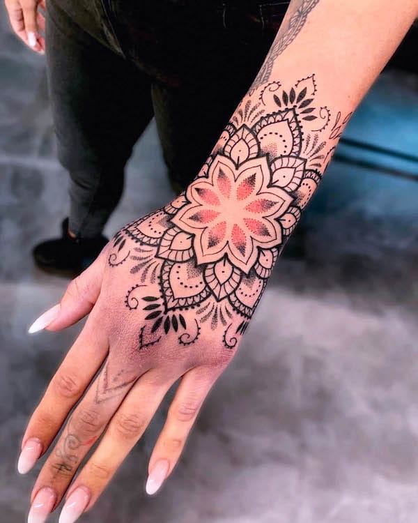 Bracciale Mandala e tatuaggio a mano di @norinatattoo