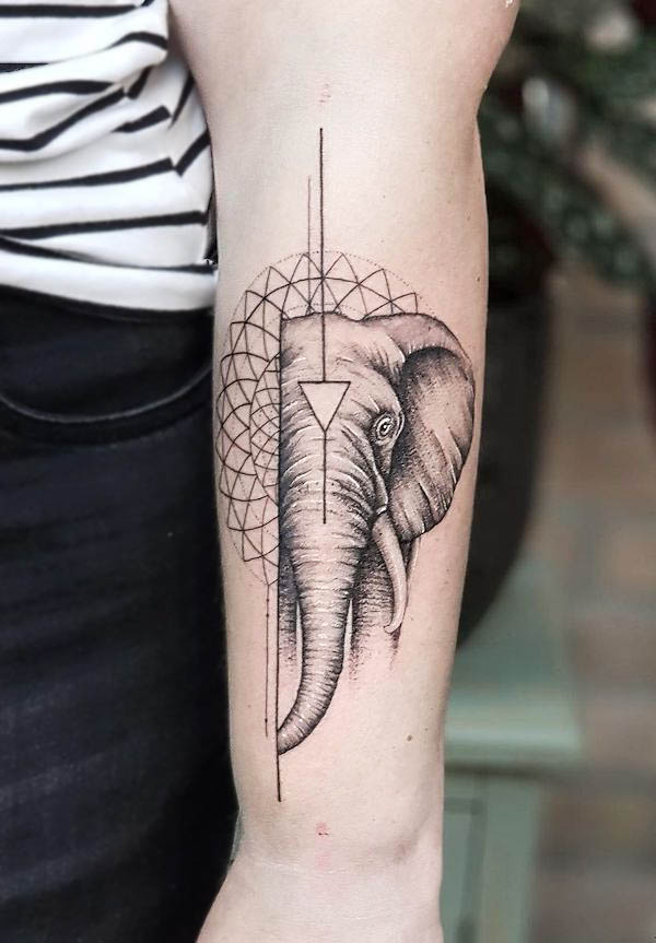 Tatuaggio del braccio con mandala di elefante di @larslunsing