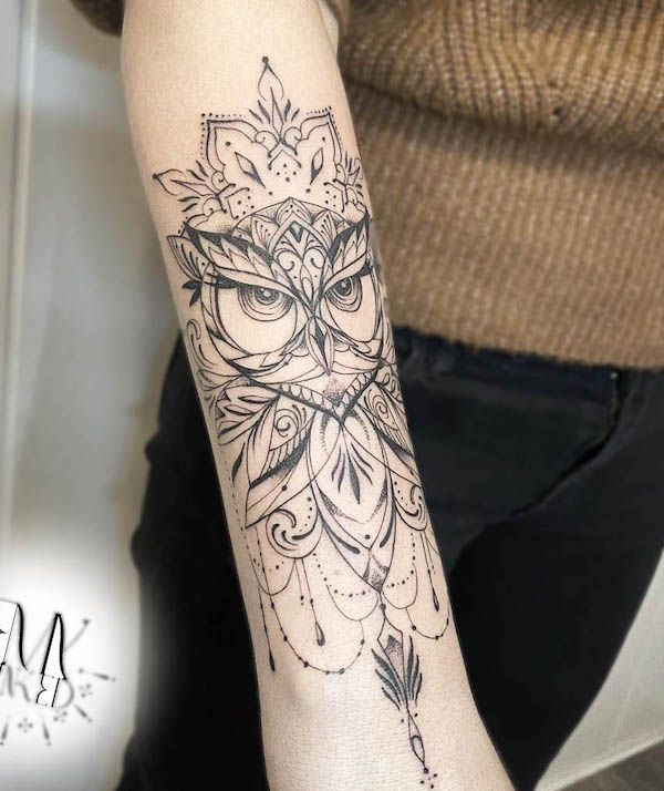 Intricato tatuaggio di gufo sull'avambraccio di @emylinkedtattoo