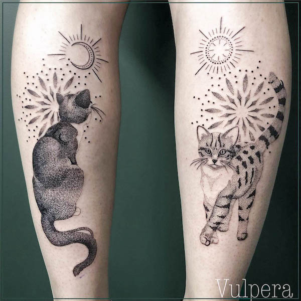 Tatuaggi di gatti abbinati al sole e alla luna di @vulpera