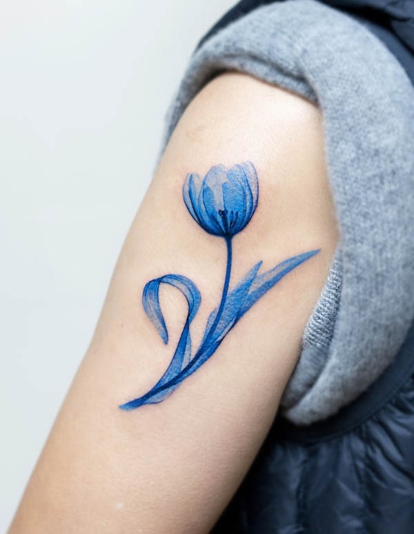 Tatuaggio con manica a fiore blu di Pokhy