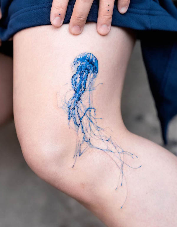 Tatuaggio di medusa blu di @pokhy_tattoo