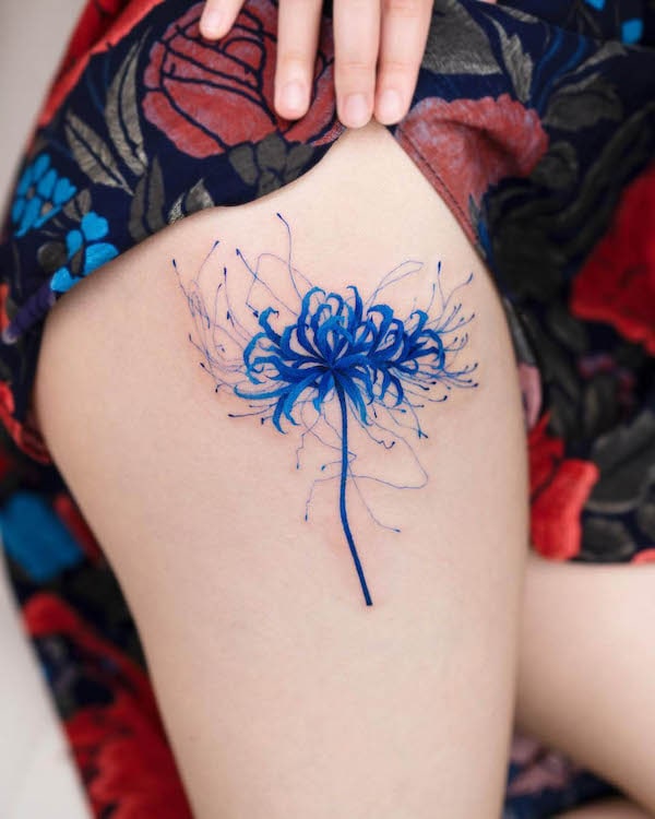 Tatuaggio di giglio ragno blu di @pokhy_tattoo