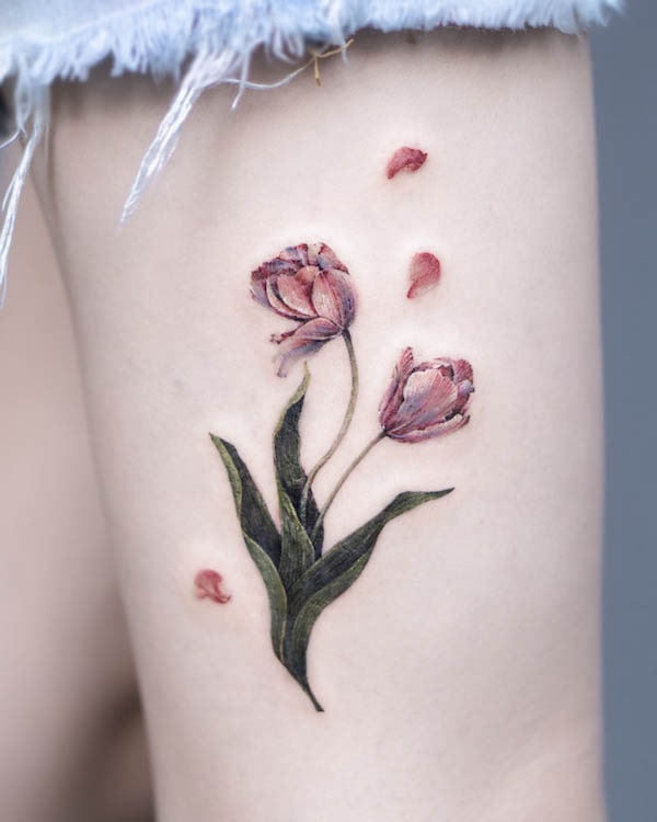Fiore sulla coscia tatuaggio di Pokhy