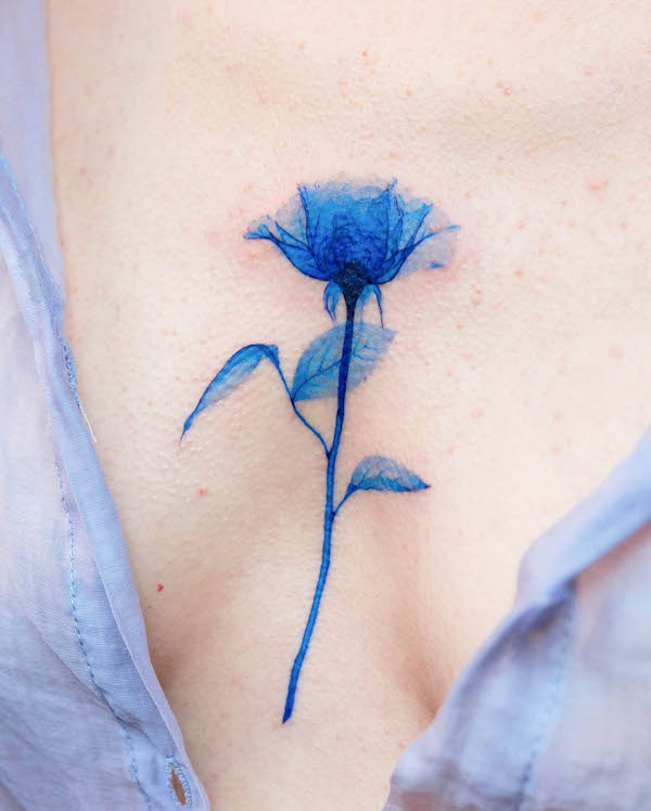 Rosa blu tra le tette tatuaggio di @pokhy_tattoo 1