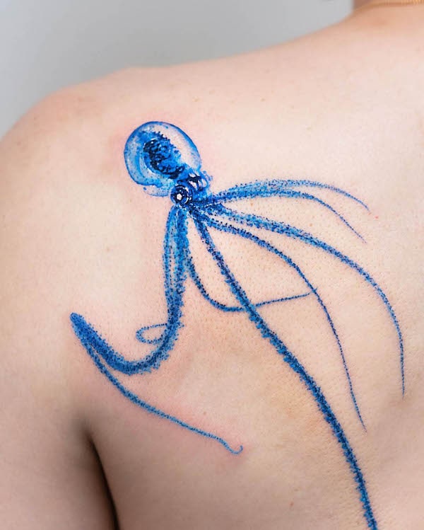 Tatuaggio sulla spalla di calamaro di @pokhy_tattoo