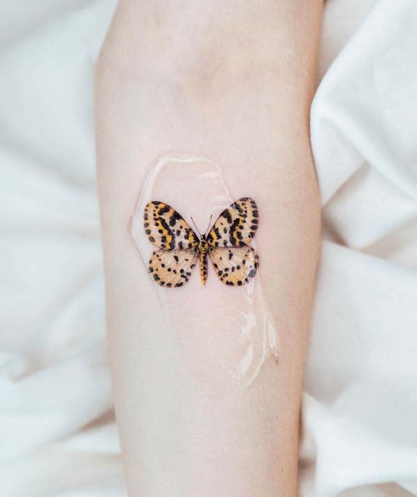 Tatuaggio con farfalla con stampa tigre di @pokhy_tattoo