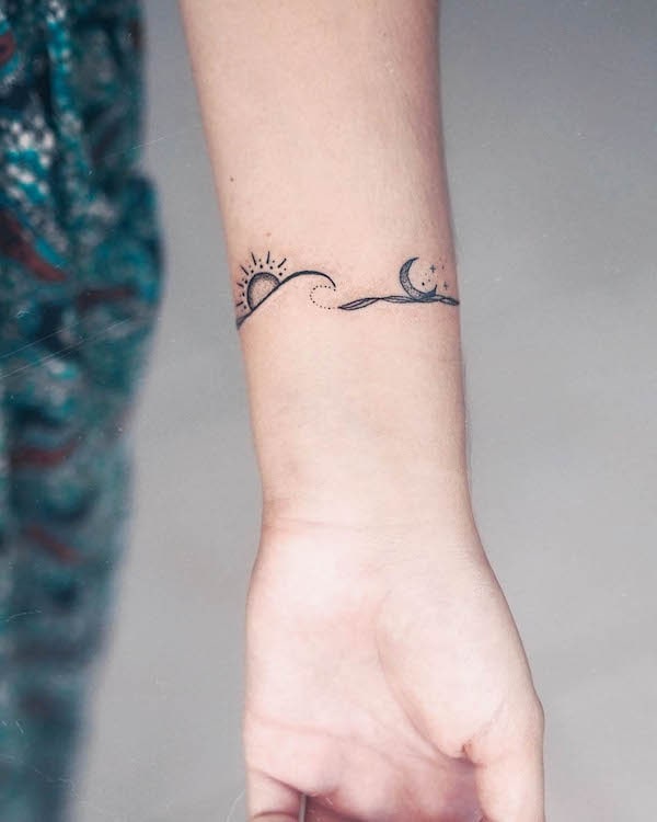 Tatuaggio da polso con sole, luna e onde di @zmfreespirit