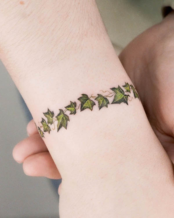 Tatuaggio del braccialetto con le foglie di @zihong_tattoo