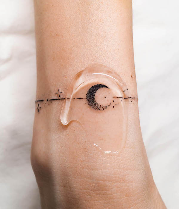Il tatuaggio del braccialetto della luna di @oitattooer