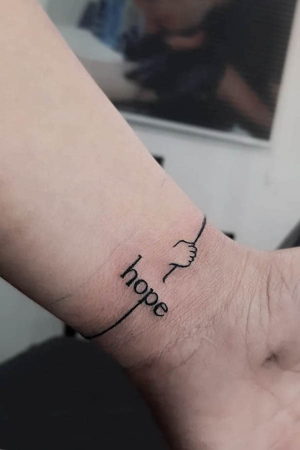 Tatuaggio con una sola parola Hope di @soji_tattoo