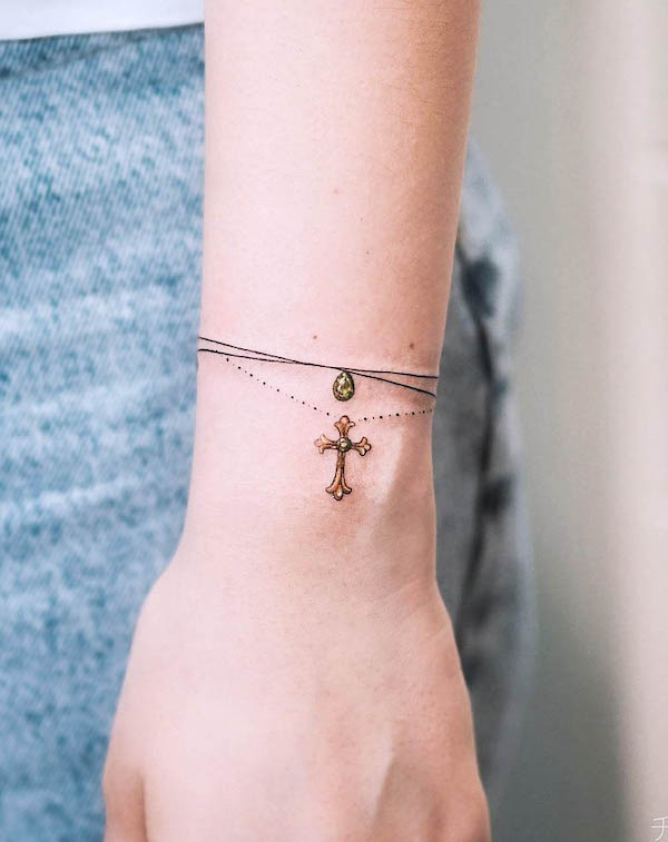 Tatuaggio con braccialetto a croce di @olgacaca