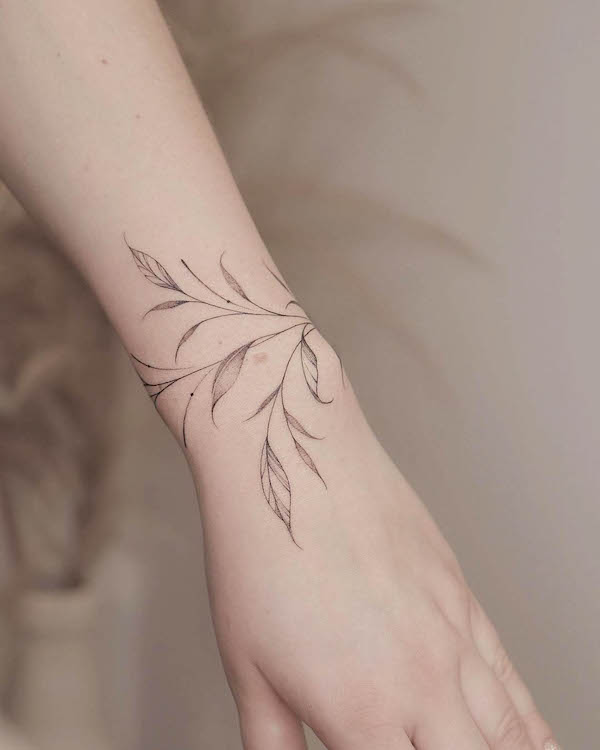 Bracciale di foglie tatuato da @monochrom.ink