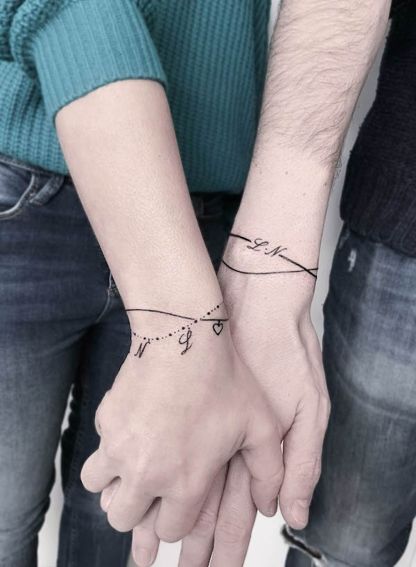 Tatuaggi con bracciale iniziale di @danielapiantoni1928