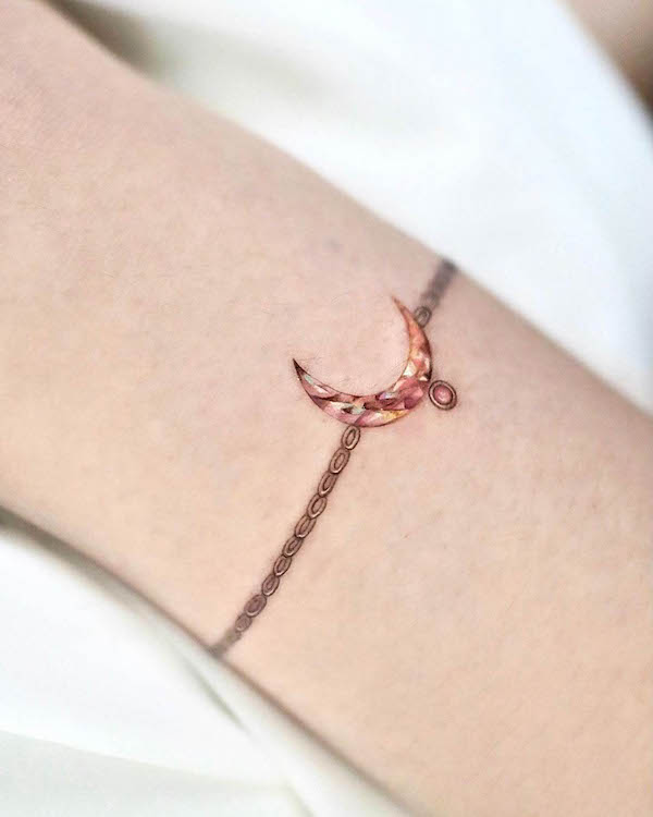 Tatuaggio di gioielli lunari di @yoda_ink