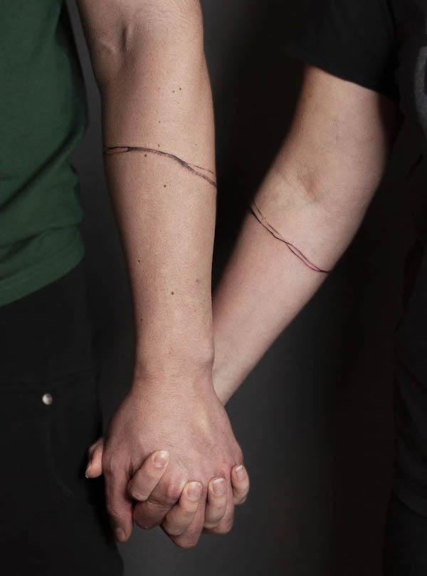 Tatuaggi di braccialetti a linea singola abbinati di @meester_prikkebeen
