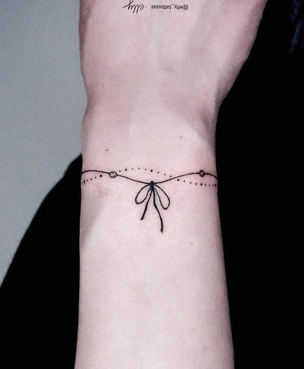 Bracciale a nastro tatuato da @elly_tattooist