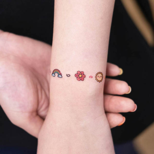 Tatuaggio del braccialetto con piccoli simboli di @tattoo_sarah_runrun