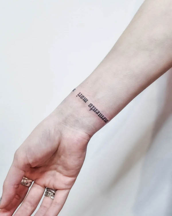 Tatuaggio bracciale con citazione da @kk.tattoos