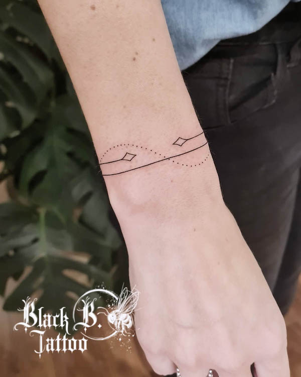 Tatuaggio con braccialetto semplice di @britt_blackbtattoo