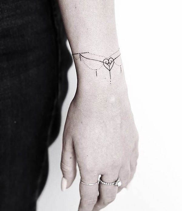 Semplice ciondolo a forma di cuore di @lagrainetattoo