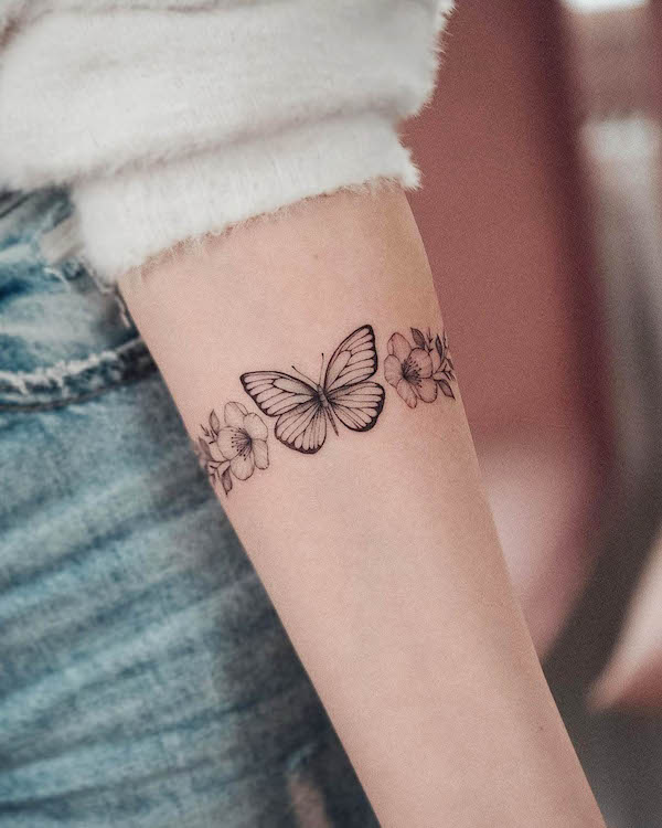 Farfalla e fiori tatuaggio bracciale da @bunami.ink_