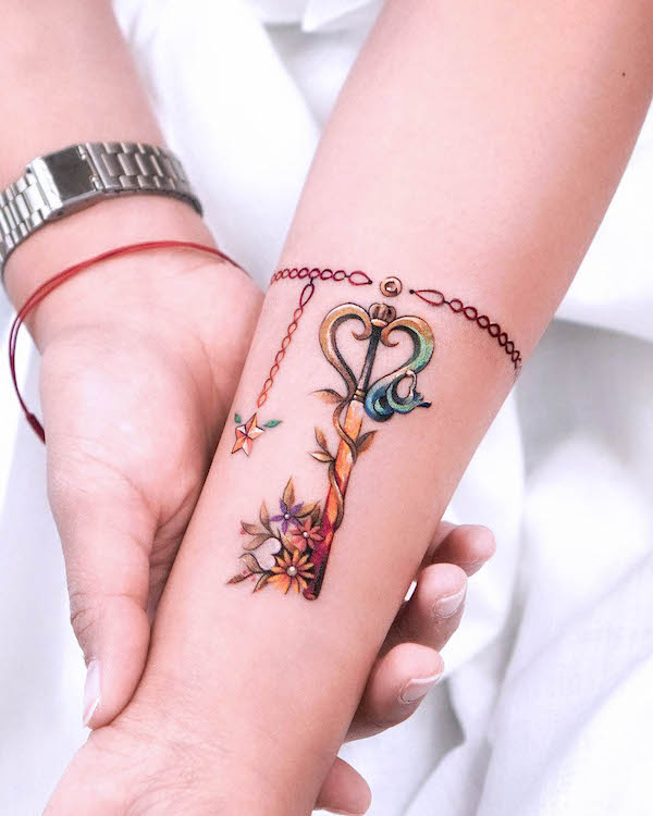 Tatuaggio con chiave antica di @eden_tattoo_