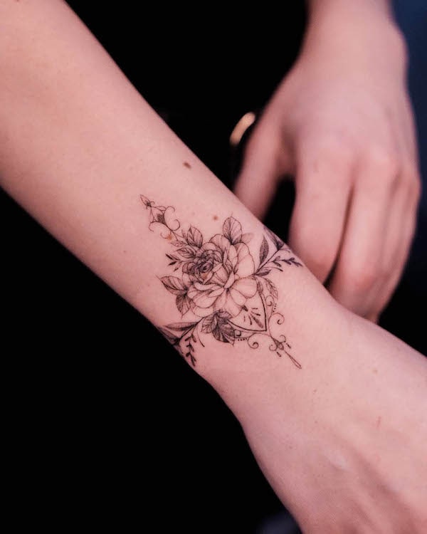 Tatuaggio decorativo floreale di @tattoo_salva