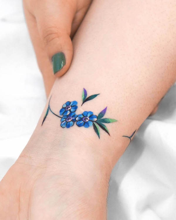 Bracciale floreale blu tatuato da @eden_tattoo_
