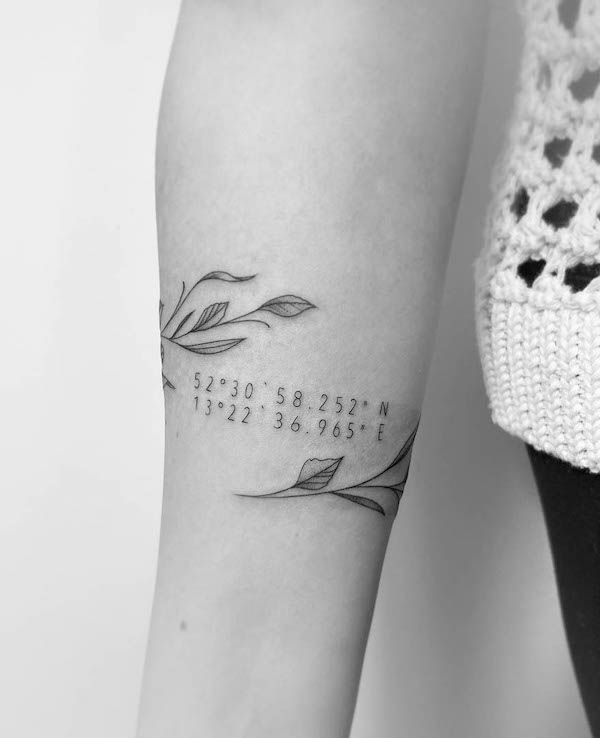 Bracciale con piante e coordinate tatuato da @alejandra.heartist