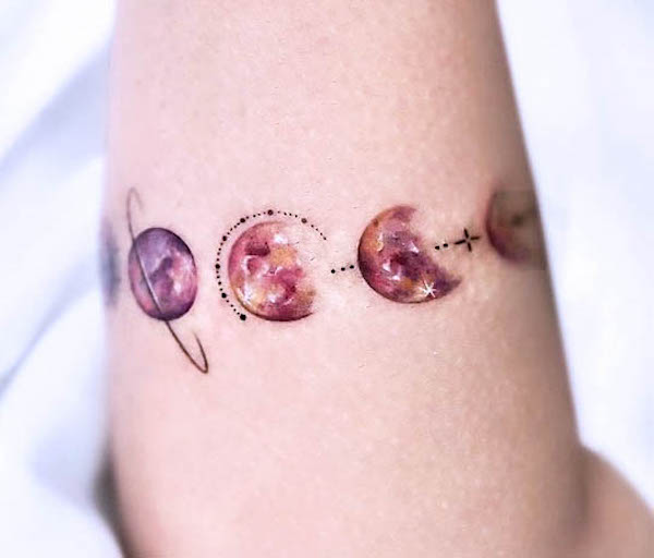 Tatuaggio del braccialetto con le fasi lunari di @yoda_ink