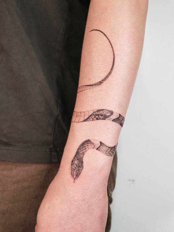 Bracciale con serpenti tatuato da @choseung.tat_