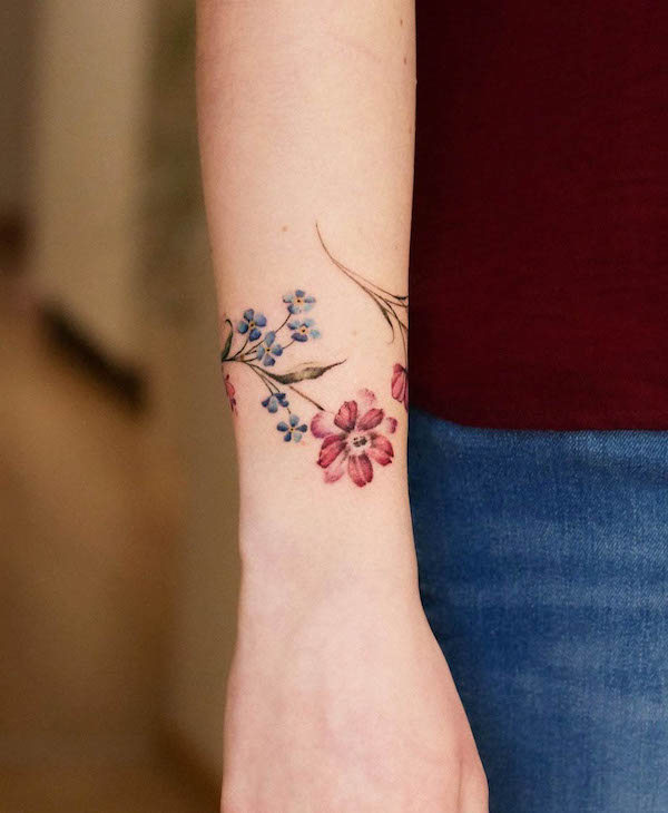 Fiori blu e rossi di @veroni.ink