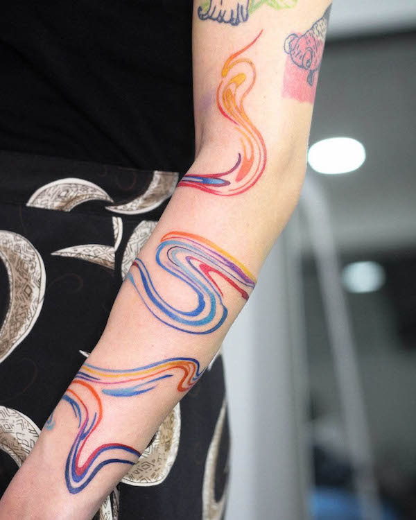 Tatuaggio del braccio Swirls di @aink_tattoo