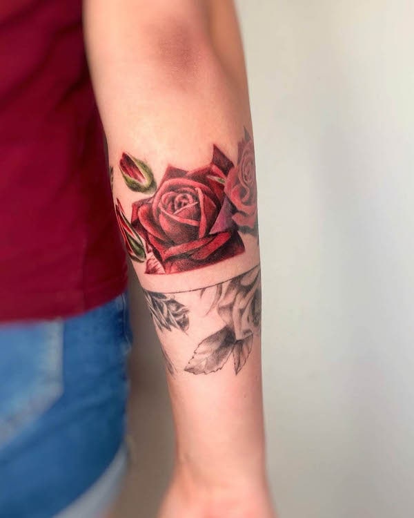 Tatuaggio con braccialetto di rose da @noemesystattoo
