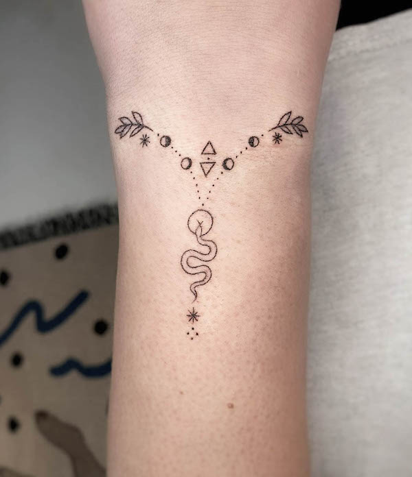 Piccolo serpente geometrico tatuaggio braccialetto da @trikona.tattoos