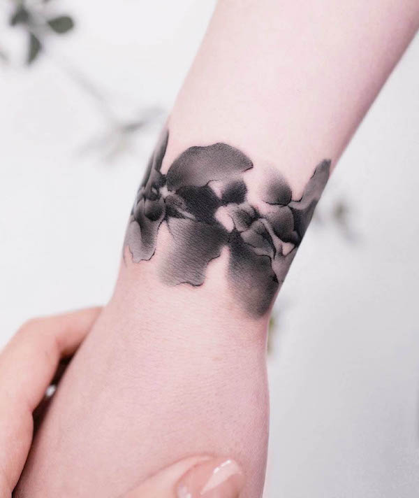 Tatuaggio del braccialetto Flow of Ink di @liang.ink