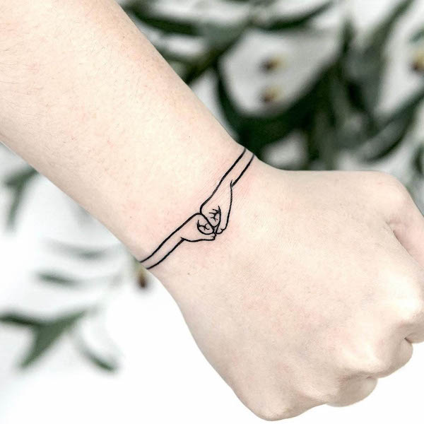 Tatuaggio del bracciale Bro fist di @lana_here_tattoo