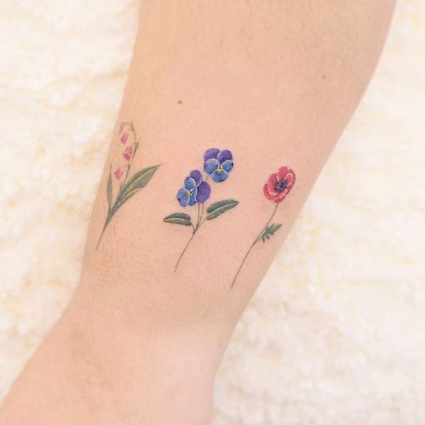 Fiori carini intorno al polso di @siyeon_tattoo
