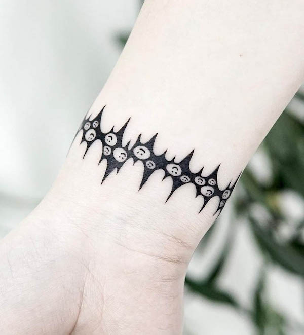 Bracciale con faccia sorridente tatuato da @lana_here_tattoo