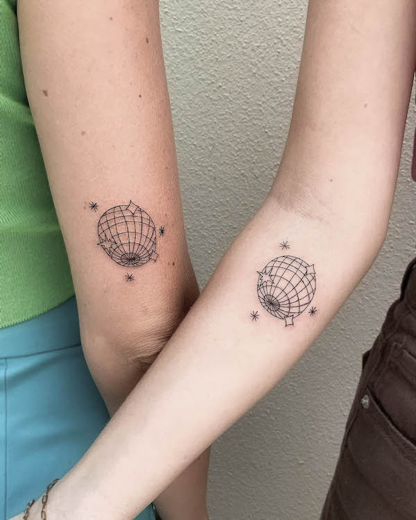 Tatuaggi creativi di sorelle da @wambam_tattoo